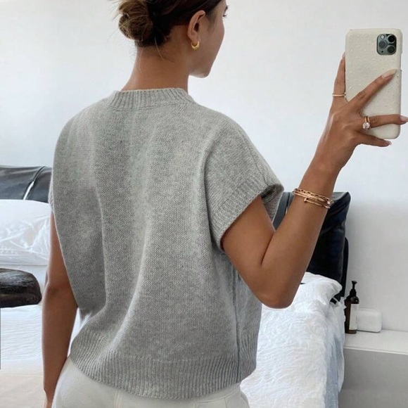 Stylish Gray Knit Sleeveless Top - Picture 2 of 3